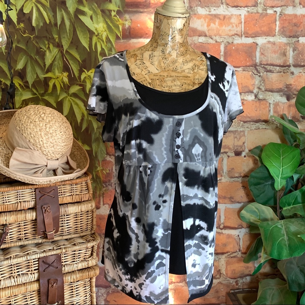Groovy Peek A Boo Top Button Lettuce Edge hem Cute
